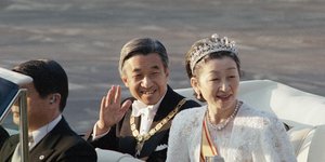 Το αυτοκρατορικό ζεύγος της Ιαπωνίας στο αυτοκίνητο χαιρετά το συγκεντρωμένο πλήθος