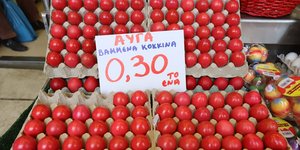 Κόκκινα αυγά στην Πασχαλινή αγορά