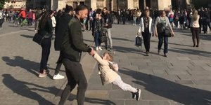 Πατέρας και κόρη παίζουν στην Παναγία των Παρισίων