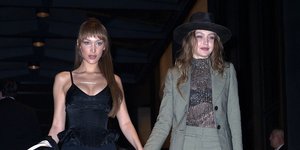 Οι αδελφές Χαντίντ κατεβαίνουν τις σκάλες πιασμένες χέρι-χέρι
