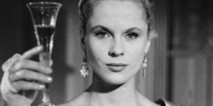 Μπίμπι Αντερσον με ποτηρι σαμπάνια 