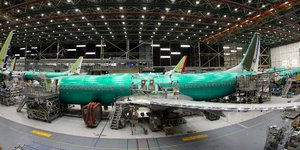 Ένα 737 Μax 8 στη γραμμή συναρμολόγησης της Boeing στο Ρέντον (Φωτογραφία: ΑΡ/Ted S. Warren)