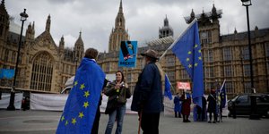 Διαδηλωτές κατά του Brexit έξω από το βρετανικό κοινοβούλιο