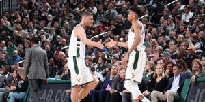 Ο Γιάννης Αντετοκούνμπο σε φάση από τον αγώνα των Μιλγουόκι Μπακς στο NBA