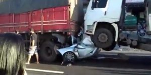 Το ΙΧ έγινε σμπαράλια ανάμεσα στα δύο φορτηγά 