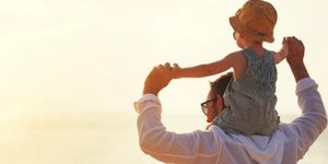 Ανδρας έχει στους ώμους του παιδί