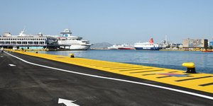 Πλοία στο λιμάνι του Πειραιά