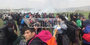 Πρόσφυγες στα Διαβατά -Στο βάθος σύννεφα από τα χημικά