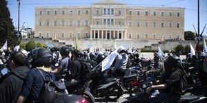 Τι προβλέπει το νομοσχέδιο του υπουργείου Εργασίας για τους ντελιβεράδες