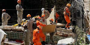 Διασώστες στα συντρίμμια