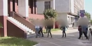 Η στιγμή που οι επτά συλληφθέντες για τον θάνατο του Κώστα Θεοδωρακάκη οδηγούνται στα δικαστήρια Καλαμάτας