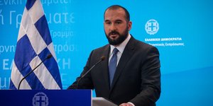 Ο Δημήτρης Τζανακόπουλος στο βήμα του κυβερνητικού εκπροσώπου, κατά τη διάρκεια ενημέρωσης των πολιτικών συντακτών