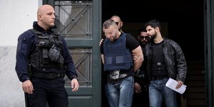 Ο 31χρονος, βουλγαρικής υπηκοότητας, ύποπτος για τη δολοφονία του επιχειρηματία Γιάννη Μακρή οδηγείται από αστυνομικούς στον εισαγγελέα στα δικαστήρια της οδού Ευελπίδων τ