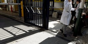 Γιατρός στην είσοδο νοσοκομείου/Φωτογραφία: Eurokinissi