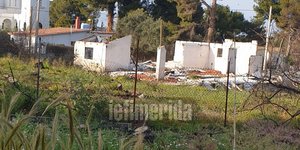 Γκρεμισμένο σπίτι δίπλα σε εκκλησία