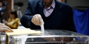 Ανδρας ρίχνει στην κάλπη την ψήφο του
