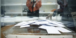 Ψηφοδέλτια μέσα σε κάλπη σε εκλογικό κέντρο