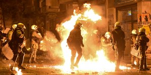Αστυνομικοί των ΜΑΤ, τυλιγμένοι στις φλόγες, από βόμβες μολότοφ που εκσφενδόνισαν κουκουλοφόροι, στην περιοχή των Εξαρχείων.