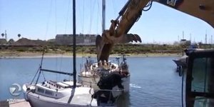Η στιγμή που ο εκσκαφέας κομματιάζει ιστιοπλοϊκό