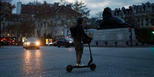 Νεαρός με ηλεκτρικό πατίνι σε δρόμο του Παρισιού -Φωτογραφία: AP Photo/Francois Mori