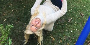 Η Ελένη Μενεγάκη ανάποδα σε κούνια