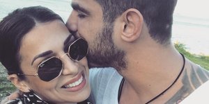 Ο Ετεοκλής Παύλου δίνει φιλή στην Ελένη Χατζίδου