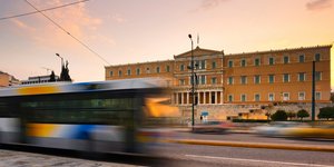 Ενα λεωφορείο περνά από το Σύνταγμα