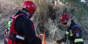 Ανδρες της ΕΜΑΚ ερευνούν