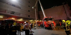 Πυροσβέστες έξω από το εμπορικό κέντρο