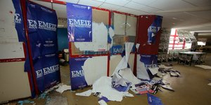 Σκισμένες αφίσες της ΔΑΠ, στο Πανεπιστήμιο Πειραιά, κατά τα επεισόδια που σημειώθηκαν στις φοιτητικές εκλογές του 2018.