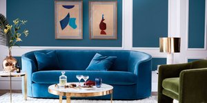 Σαλόνι σπιτιού με καναπέ, πολυθρόνα και τραπεζάκια