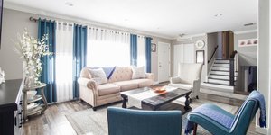 Σαλόνι σπιτιού με έπιπλα, χαλί και διακοσμητικά