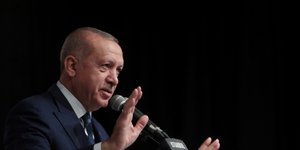 Ο Ερντογάν σε ομιλία με τα χέρια σηκωμένα ψηλά