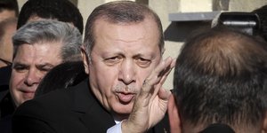 Ερντογάν χαιρετισμος με 4 δαχτυλα