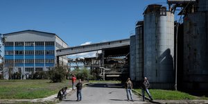Εργαζόμενοι στον περιβάλλοντα χώρο εργοστασίου