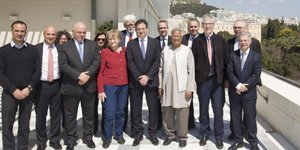 Ο διευθύνων σύμβουλος της Eurobank (στη μέση) με τον Muhammad Yunus / Φωτογραφία: ΑΠΕ-ΜΠΕ