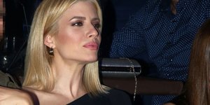 Η Ευαγγελία Αραβανή διασκεδάζει μόνη στα μπουζούκια, ντυμένη στα μαύρα
