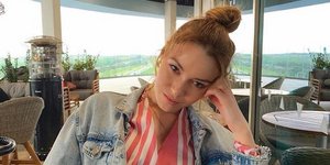 Η Εβελίνα Σκίτσκο με τζιν μπουφάν