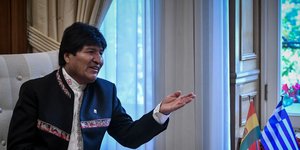 Ο Εβο Μοράλες στο προεδρικό μέγαρο πλάι σε σημαιάκια της Ελλάδας και της Βολιβίας