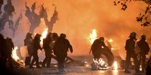 Φωτιές και καπνός στα Εξάρχεια σε επιχείρηση των ΜΑΤ