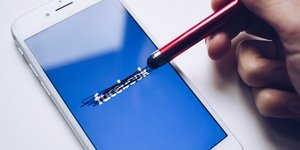 Κινητό τηλέφωνο στο Facebook διαγραφή με στιλό