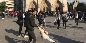 Η viral φωτογραφία του πατέρα και της κόρης μπροστά στην Παναγία των Παρισίων