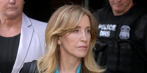 Η Φελίσιτι Χάφμαν στο δικαστήριο συνοδευόμενη από αστυνομικούς