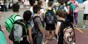 Μαθητές στο προαύλιο σχολείου