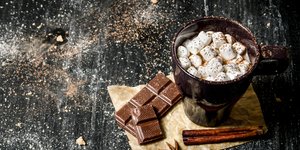 Φλιτζάνι ζεστή σοκολάτα με κανέλα και σκόνη κακάο