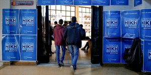 Φοιτητές ψηφίζουν στο ΑΠΘ με φόντο αφίσες της ΔΑΠ