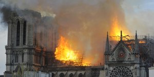 Φωτιά στην Παναγία των Παρισίων, στις φλόγες η στέγη