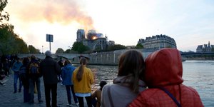 Συντετριμμένοι Γάλλοι παρακολουθούν την καταστροφή της Παναγίας των Παρισίων 