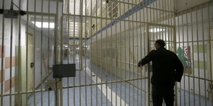Δεσμοφύλακας μπροστά σε κλειστή πόρτα στη φυλακή