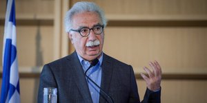 O Κώστας Γαβρόγλου με σηκωμένο το αριστερό χέρι σε ομιλία του